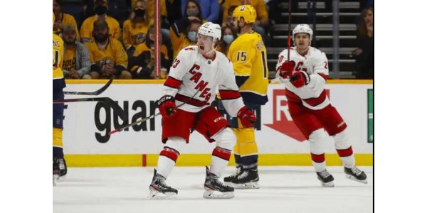 Carolina Hurricanes teki 4-2 päästäen pudotuspeleiden seuraavalle kierrokselle