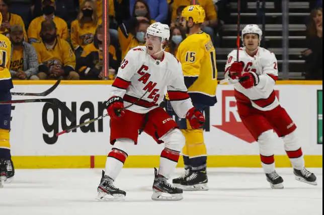 Carolina Hurricanes teki 4-2 päästäen pudotuspeleiden seuraavalle kierrokselle